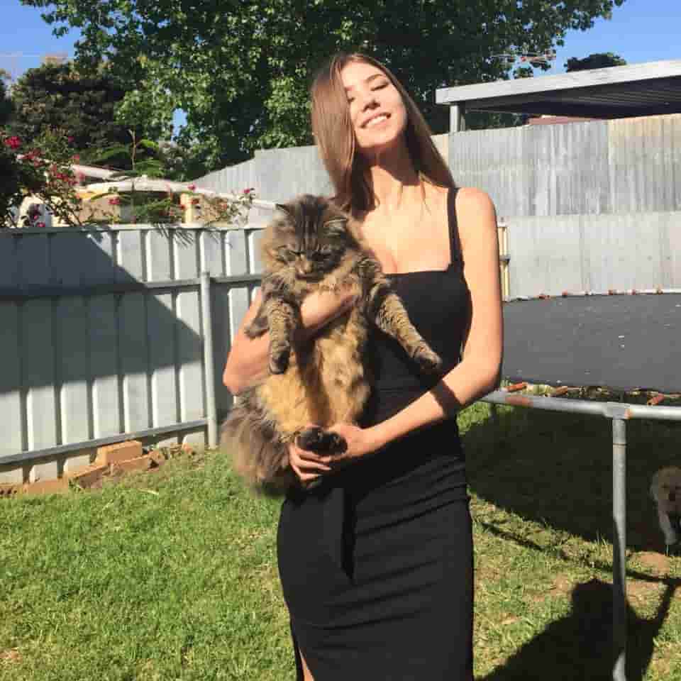 Jade Snel with her pet cat Lovey.