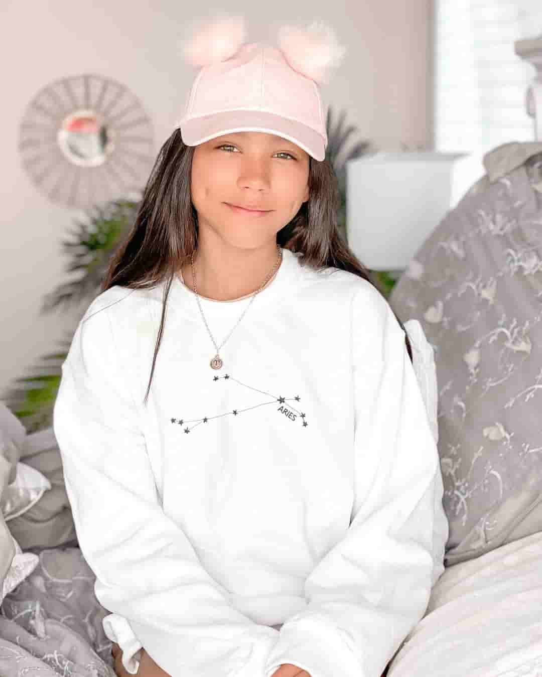  Txunamy Ortiz in her white sweatshirt.