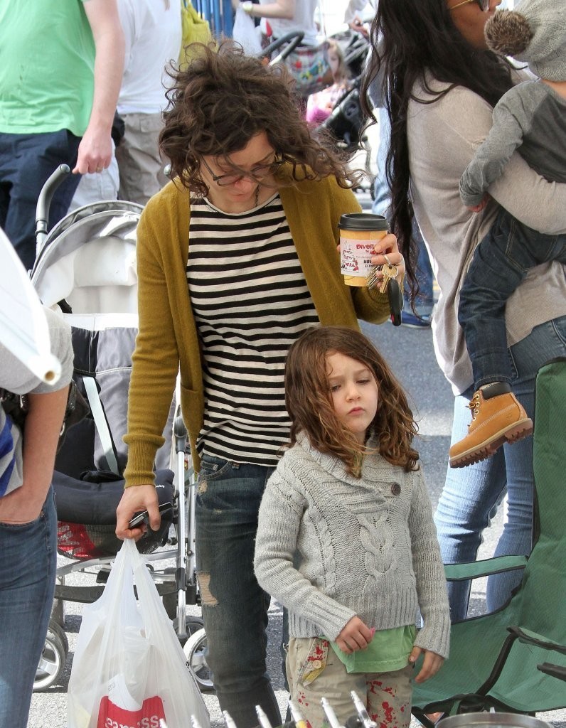 Sawyer Jane with mom Sara Gilbert shopping in the town