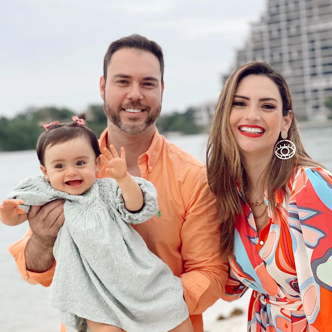 Michelle Galván with her family smiling